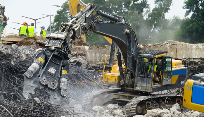 Action en démolition intentée par la commune et compétence du juge